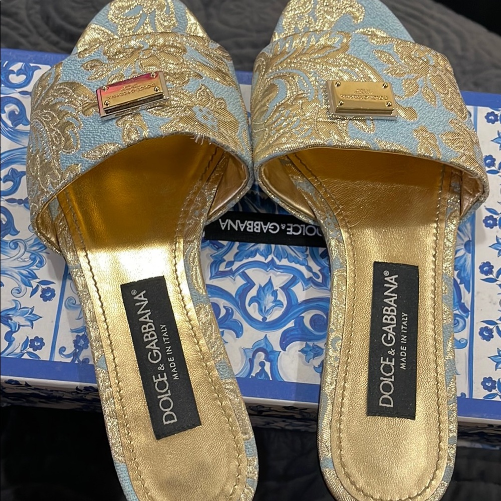 Dolce & Gabbana Blue and White Floral Flat Sandals Size 7 In Great Condition.